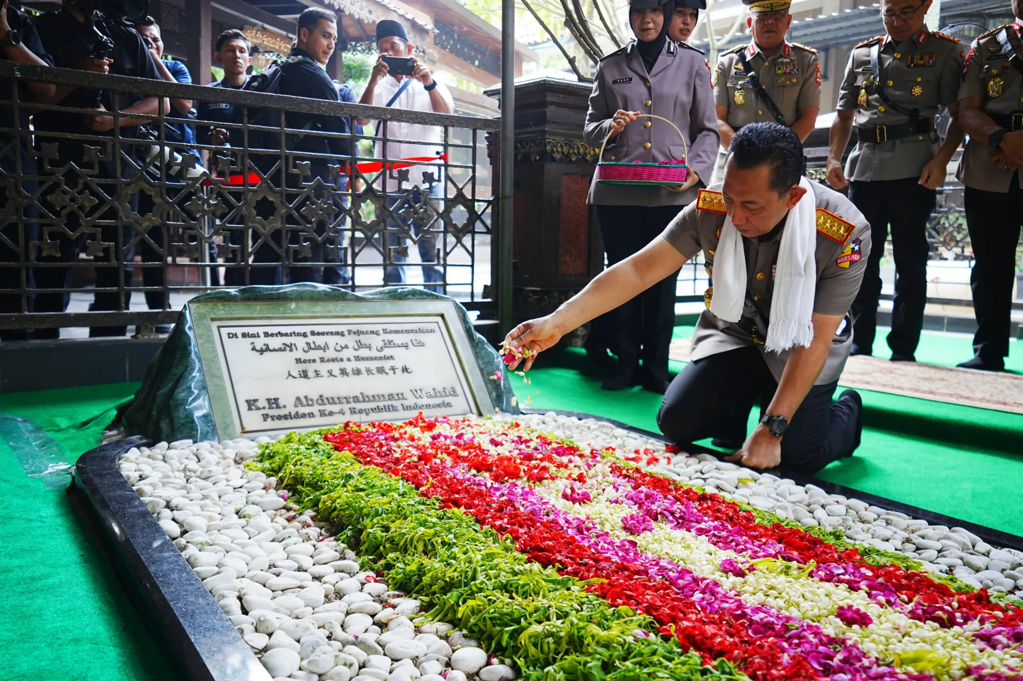 Jelang Hari Bhayangkara ke-80, Kapolri Ziarah ke Makam Gus Dur di Jombang 1 Jelang Hari Bhayangkara ke-80, Kapolri Ziarah ke Makam Gus Dur di Jombang