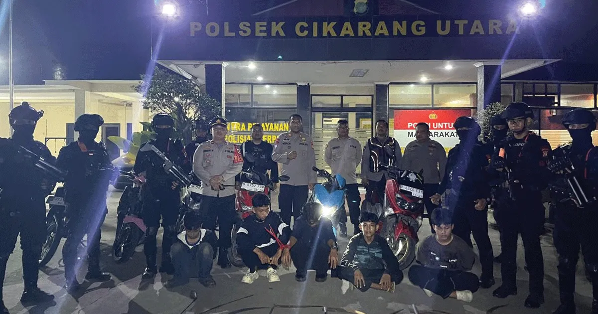 Polisi Gagalkan Tawuran di Bekasi, 12 Remaja Diamankan dan 8 Senjata Tajam Disita 1 Polisi Gagalkan Tawuran di Bekasi, 12 Remaja Diamankan dan 8 Senjata Tajam Disita