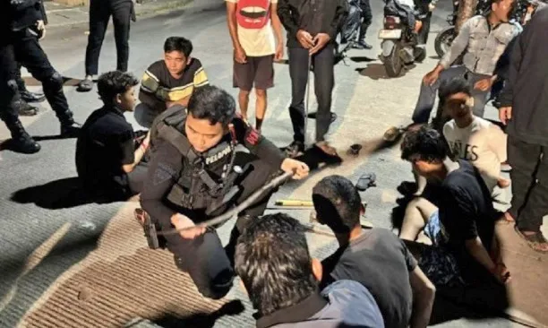 Polisi Temukan Bom Molotov saat Gagalkan Tawuran 18 Remaja di Bekasi 1 Polisi Temukan Bom Molotov saat Gagalkan Tawuran 18 Remaja di Bekasi