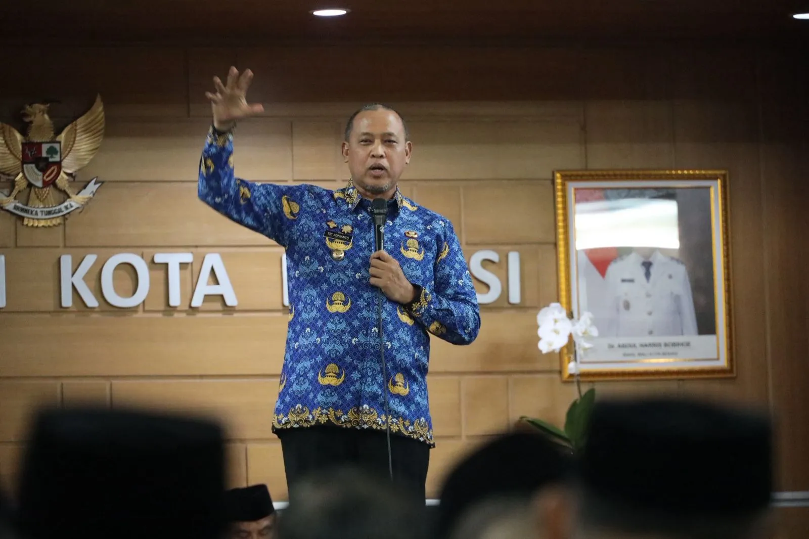 Bikin Heboh! Wali Kota Bekasi Pilih Naik Satu Mobil Bareng Staf demi Efisiensi 1 Bikin Heboh! Wali Kota Bekasi Pilih Naik Satu Mobil Bareng Staf demi Efisiensi