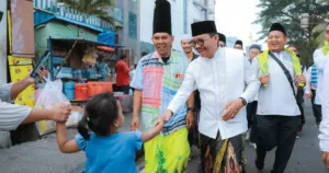 Ribuan Warga Meriahkan Jalan Sehat Sarungan Festival Al-A’zhom, Wali Kota Jalan Kaki Bersama Peserta 6 Ribuan Warga Meriahkan Jalan Sehat Sarungan Festival Al-A’zhom, Wali Kota Jalan Kaki Bersama Peserta