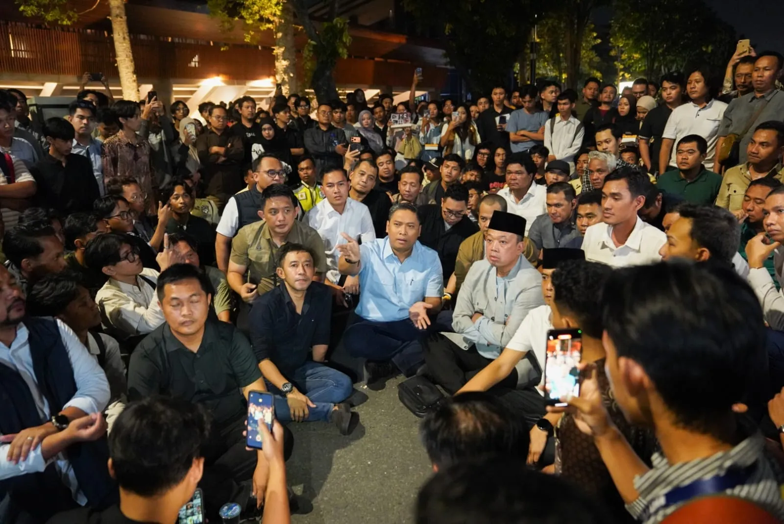 Sudaryono Bantah Kabur dari UGM, Klaim Duduk Bersila Hadapi Mahasiswa di Tengah Kericuhan 1 Sudaryono Bantah Kabur dari UGM, Klaim Duduk Bersila Hadapi Mahasiswa di Tengah Kericuhan