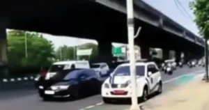 Viral! Mobil Sudin Dishub Jakpus Ketahuan Tak Punya Uji KIR, Netizen Geram 6 Viral! Mobil Sudin Dishub Jakpus Ketahuan Tak Punya Uji KIR, Netizen Geram