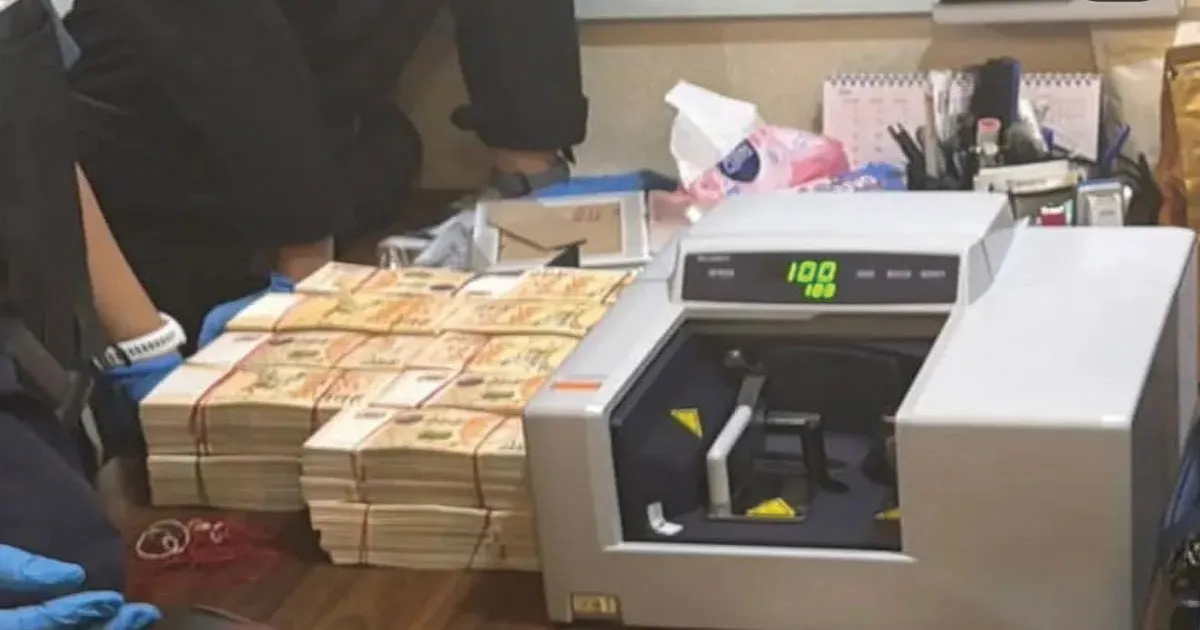 Sita Rp60 Miliar di Brankas Lantai Dua Kafe de'Clan, Polisi Amankan Tiga Karyawan 1 Sita Rp60 Miliar di Brankas Lantai Dua Kafe de’Clan, Polisi Amankan Tiga Karyawan