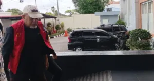Tim SIRI Kejagung dan Kejati Sumbar Ringkus DPO Korupsi Pasar Atas Bukittinggi, Buron 3 Tahun Akhirnya Tertangkap 7 Tim SIRI Kejagung dan Kejati Sumbar Ringkus DPO Korupsi Pasar Atas Bukittinggi, Buron 3 Tahun Akhirnya Tertangkap
