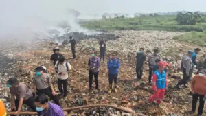 Diminta Bupati Maesyal, BPBD Kota Tangerang Gercep Kirim Pasukan Padamkan Api di TPA Jatiwaringin 1 Diminta Bupati Maesyal, BPBD Kota Tangerang Gercep Kirim Pasukan Padamkan Api di TPA Jatiwaringin