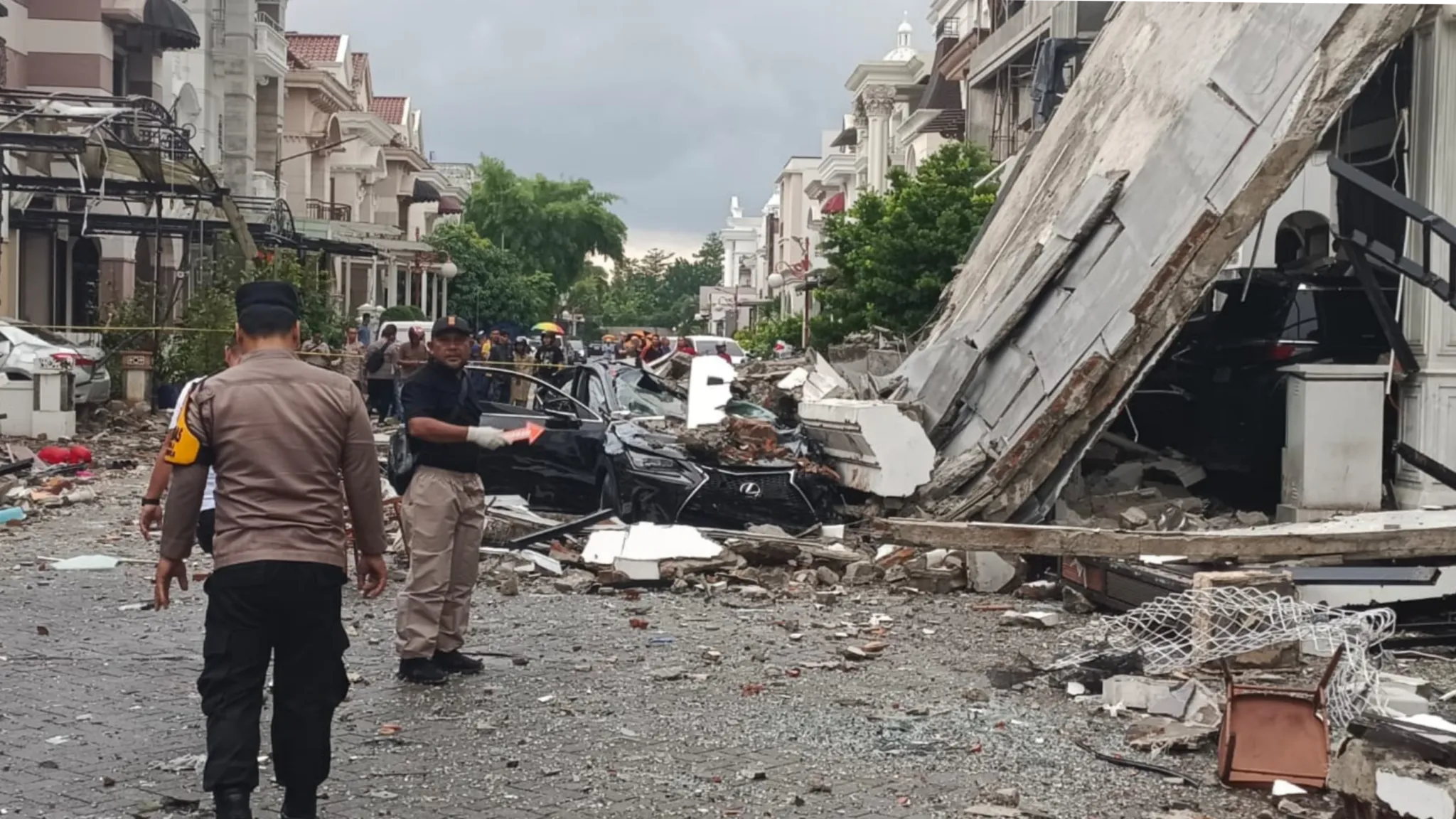 BUM! Ledakan Dahsyat Hancurkan Rumah di Perumahan Polonia Medan, Warga Berhamburan 1 BUM! Ledakan Dahsyat Hancurkan Rumah di Perumahan Polonia Medan, Warga Berhamburan