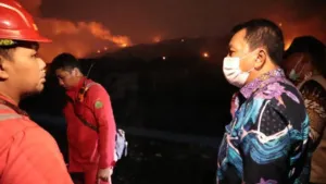 Kobaran Api TPA Jatiwaringin Belum Padam, Bupati Tangerang Larang Warga Pulang 5 Kobaran Api TPA Jatiwaringin Belum Padam, Bupati Tangerang Larang Warga Pulang