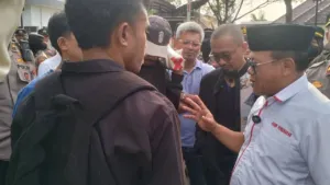 Temui Pendemo, DPRD Kota Bogor Siap Tindaklanjuti Dugaan Penyalahgunaan Wewenang 6 Temui Pendemo, DPRD Kota Bogor Siap Tindaklanjuti Dugaan Penyalahgunaan Wewenang