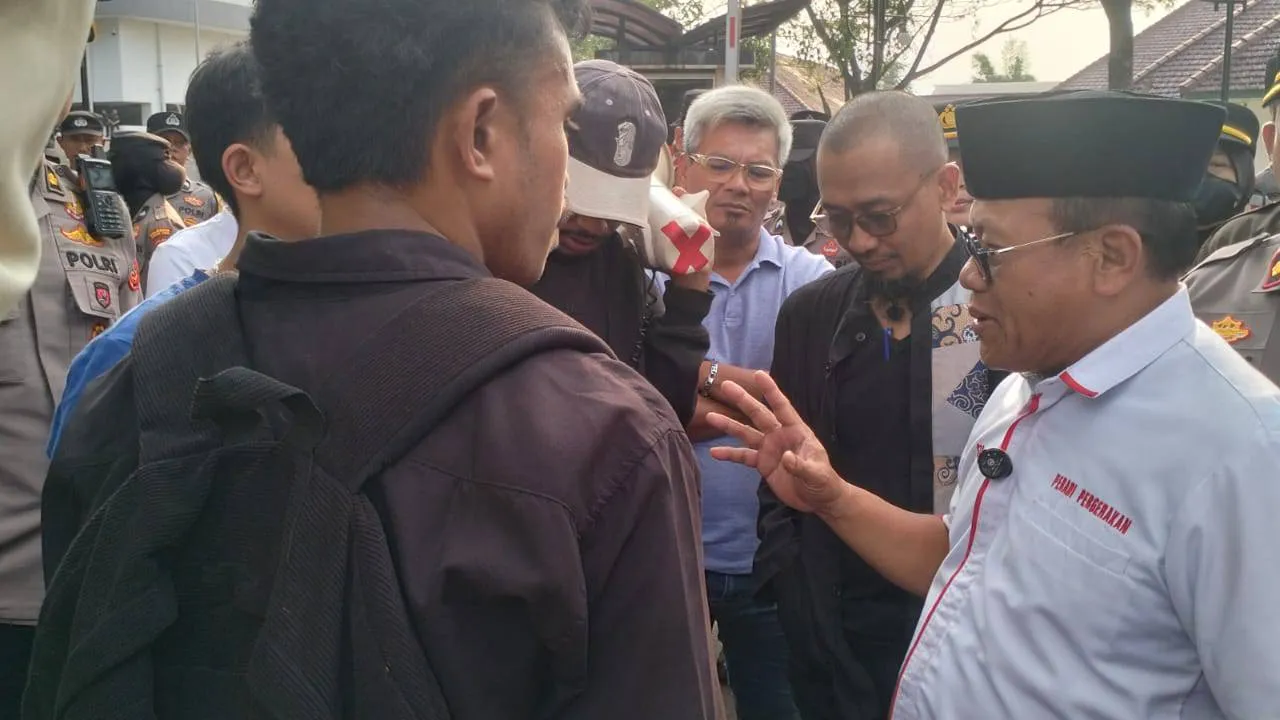 Temui Pendemo, DPRD Kota Bogor Siap Tindaklanjuti Dugaan Penyalahgunaan Wewenang 1 Temui Pendemo, DPRD Kota Bogor Siap Tindaklanjuti Dugaan Penyalahgunaan Wewenang