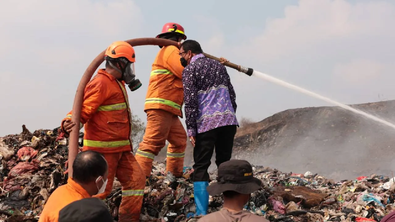 Bupati Tangerang Sebut Kebakaran TPA Jatiwaringin Berangsur Terkendali 1 Bupati Tangerang Sebut Kebakaran TPA Jatiwaringin Berangsur Terkendali