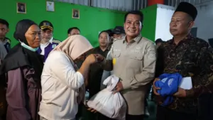 Bupati Tangerang Kembali Temui Pengungsi Kebakaran TPA Jatiwaringin, Salurkan Bantuan dan Ajak Warga Doakan Hujan 5 Bupati Tangerang Kembali Temui Pengungsi Kebakaran TPA Jatiwaringin, Salurkan Bantuan dan Ajak Warga Doakan Hujan