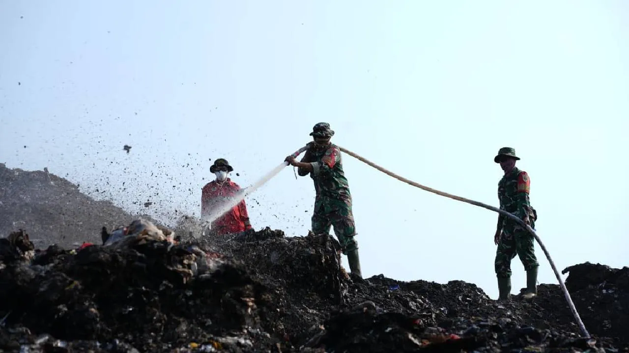 BNPB Pastikan Kebakaran di TPA Jatiwaringin Padam Total, Pendinginan Berlanjut 1 BNPB Pastikan Kebakaran di TPA Jatiwaringin Padam Total, Pendinginan Berlanjut