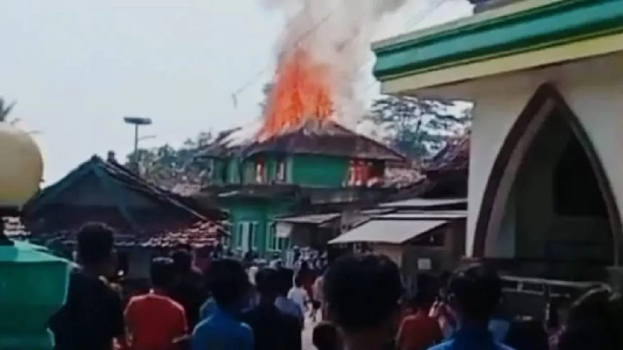 Asrama Santri Ponpes di Jasinga Terbakar, Kerugian Ditaksir Rp200 Juta 1 Asrama Santri Ponpes di Jasinga Terbakar, Kerugian Ditaksir Rp200 Juta