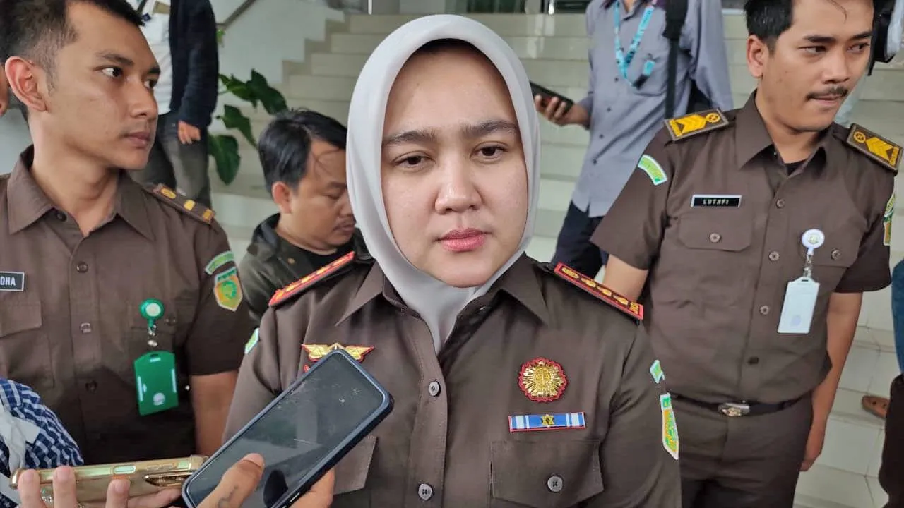 Kejari Bekasi Buka Peluang Tersangka Baru dalam Skandal Pungli MCK Pasar Bantargebang. 1 Kejari Bekasi Buka Peluang Tersangka Baru dalam Skandal Pungli MCK Pasar Bantargebang.