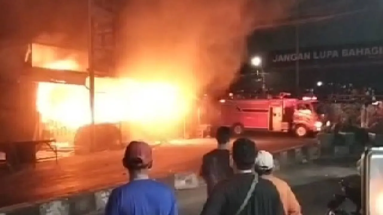 KN SAR Ramawijaya Terbakar Saat Docking di Muara Baru, 10 ABK Selamat 1 KN SAR Ramawijaya Terbakar Saat Docking di Muara Baru, 10 ABK Selamat