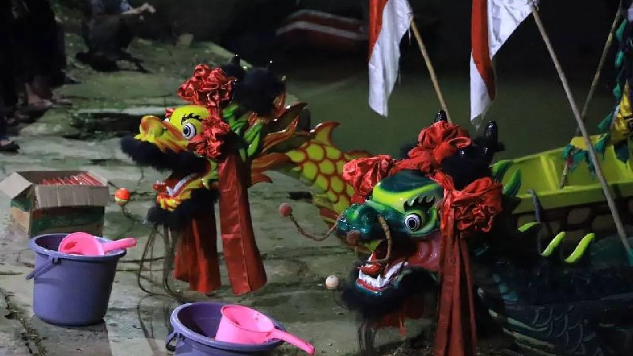 Melihat Tradisi Adu Perahu Naga hingga Bermain Congklak di Balik Riuhnya Festival Cisadane 1 Melihat Tradisi Adu Perahu Naga hingga Bermain Congklak di Balik Riuhnya Festival Cisadane
