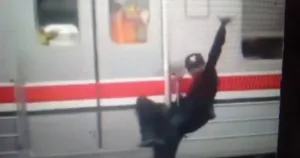 Viral! Gelantungan di Luar KRL, KAI Blacklist Penumpang usai Diamankan di Stasiun Ancol