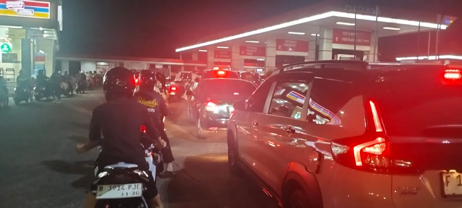 Pertalite Picu Antrean BBM di Bogor, Pertamina Minta Masyarakat Gunakan SPBU Alternatif 1 Pertalite Picu Antrean BBM di Bogor, Pertamina Minta Masyarakat Gunakan SPBU Alternatif