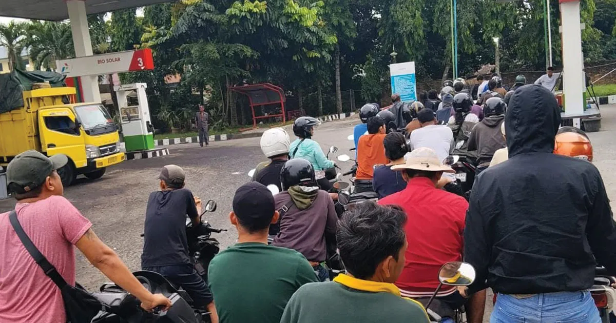 Antrean BBM Meluber ke Jalan, Kemacetan Parah Kepung Kawasan Jamin Ginting Medan 1 Antrean BBM Meluber ke Jalan, Kemacetan Parah Kepung Kawasan Jamin Ginting Medan