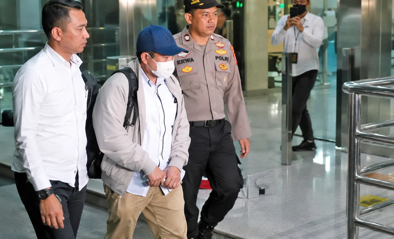 Bupati Lombok Barat Muncul di KPK dengan Wajah Tertutup 1 Bupati Lombok Barat Muncul di KPK dengan Wajah Tertutup