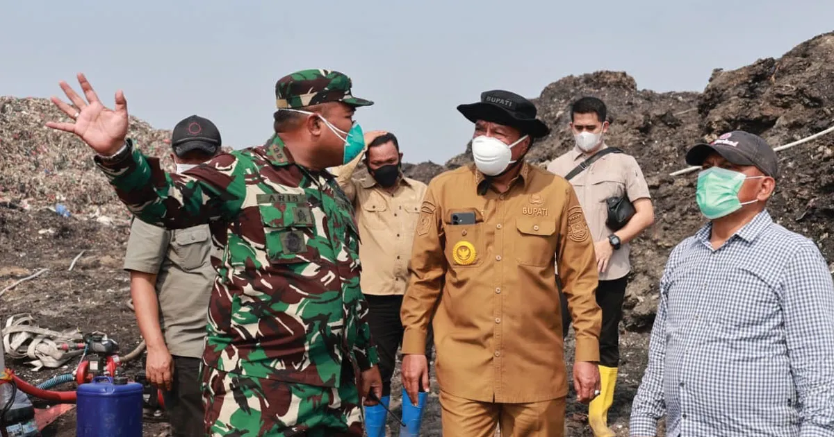 Titik Api TPA Jatiwaringin Tersisa 5 Hektare, Bupati Maesyal: Masih Ada Bara di Bawah Timbunan 1 Titik Api TPA Jatiwaringin Tersisa 5 Hektare, Bupati Maesyal: Masih Ada Bara di Bawah Timbunan