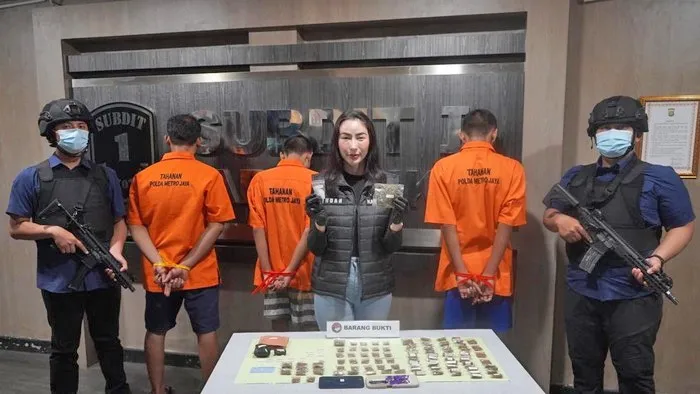 Polisi Bongkar Cara Baru Bandar Narkoba, Transaksi via Instagram lalu Tempel Barang 1 Polisi Bongkar Cara Baru Bandar Narkoba, Transaksi via Instagram lalu Tempel Barang