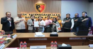 Desk Ketenagakerjaan Polri-Kemnaker Tuntaskan Sengketa PHK 134 Pekerja PT Amos, Pesangon Rp12,7 Miliar Cair 7 Desk Ketenagakerjaan Polri-Kemnaker Tuntaskan Sengketa PHK 134 Pekerja PT Amos, Pesangon Rp12,7 Miliar Cair