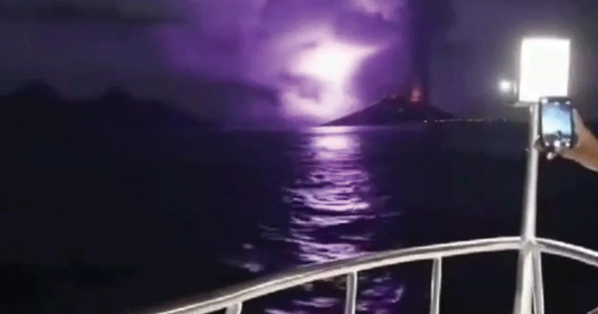 Badan Geologi Bongkar Hoaks Video Erupsi Anak Krakatau yang Viral di Media Sosial 1 Badan Geologi Bongkar Hoaks Video Erupsi Anak Krakatau yang Viral di Media Sosial