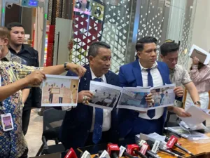 Konferensi Pers Hotman Paris Tuai Polemik, Eks Penyidik KPK Minta Dalang Pemberi Fasilitas Diungkap 1 Konferensi Pers Hotman Paris Tuai Polemik, Eks Penyidik KPK Minta Dalang Pemberi Fasilitas Diungkap