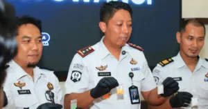 Razia, Tes Urine, hingga Gagalkan Penyelundupan, Solichin Buktikan Komitmen Bersihkan Lapas Banyuwangi 1 Razia, Tes Urine, hingga Gagalkan Penyelundupan, Solichin Buktikan Komitmen Bersihkan Lapas Banyuwangi