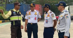 Kasudin Perhubungan Jakarta Timur Harlem Simanjuntak Tinjau Langsung Kemacetan Panjang di Jalan Raya Cakung 9 Kasudin Perhubungan Jakarta Timur Harlem Simanjuntak Tinjau Langsung Kemacetan Panjang di Jalan Raya Cakung