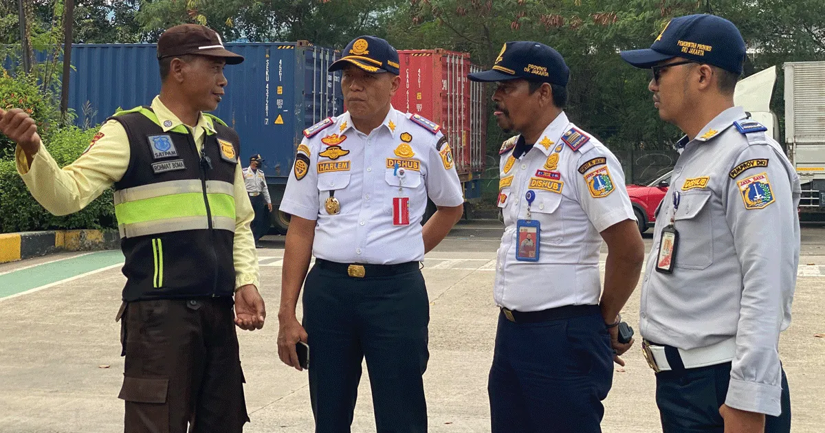Kasudin Perhubungan Jakarta Timur Harlem Simanjuntak Tinjau Langsung Kemacetan Panjang di Jalan Raya Cakung 1 Kasudin Perhubungan Jakarta Timur Harlem Simanjuntak Tinjau Langsung Kemacetan Panjang di Jalan Raya Cakung