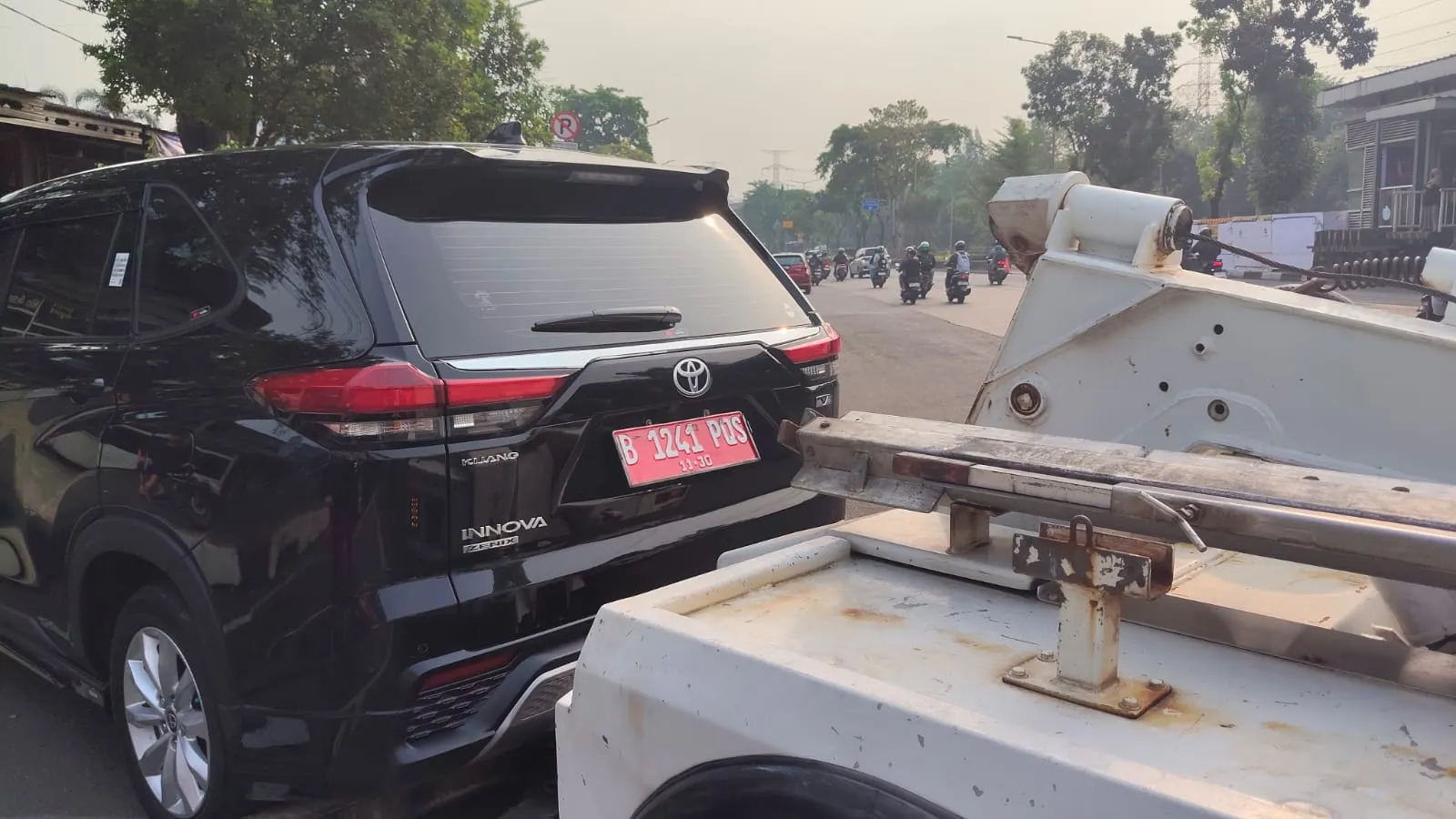 Kendaraan Dinas yang Ditertibkan di Parkir Liar Cawang Diduga Gunakan Pelat Palsu 1 Kendaraan Dinas yang Ditertibkan di Parkir Liar Cawang Diduga Gunakan Pelat Palsu