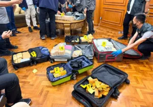 Sapu Kotor di Rumah Hukum 1 Sapu Kotor di Rumah Hukum