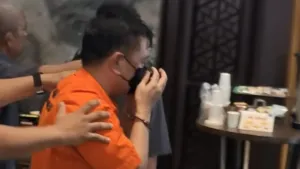 Tertunduk dan Bungkam, Don Ritto Resmi Dilimpahkan ke Kejagung 6 Tertunduk dan Bungkam, Don Ritto Resmi Dilimpahkan ke Kejagung