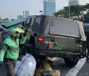 Mobil TNI Tabrak Tiang Rambu di Exit Tol Slipi hingga Ambruk