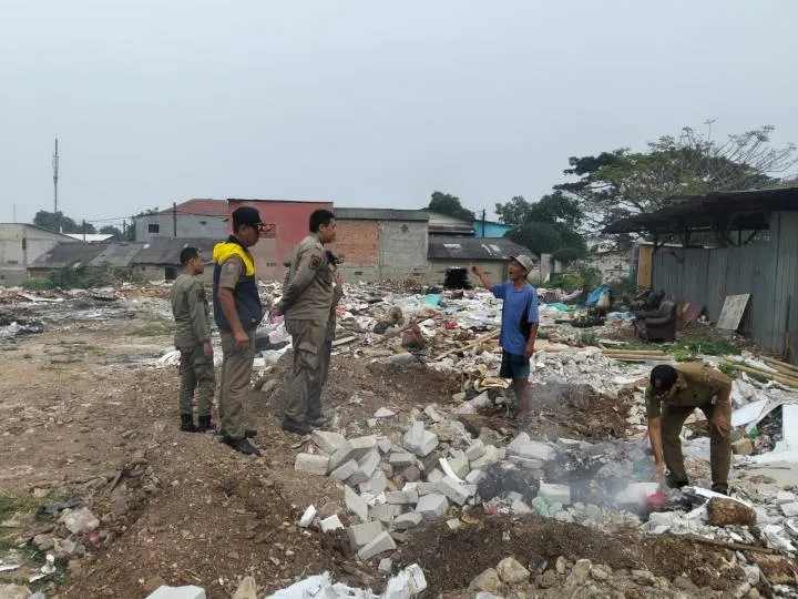 Masih Nekat Bakar Sampah? Siap-siap Terancam Denda Rp50 Juta dan Penjara 5 Tahun di Tangerang 1 Masih Nekat Bakar Sampah? Siap-siap Terancam Denda Rp50 Juta dan Penjara 5 Tahun di Tangerang