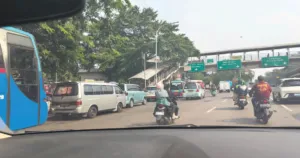 Jadi Biang Kerok Kemacetan, Parkir Liar di Depan UKI Kembali Marak