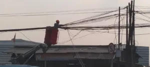 Kabel Semrawut di Jalan Raya Bogor-Jakarta Ditertibkan 6 Kabel Semrawut di Jalan Raya Bogor-Jakarta Ditertibkan