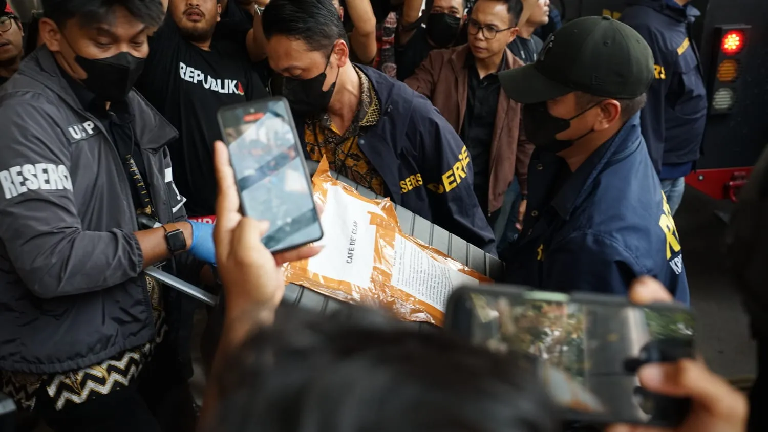 Delapan Koper dan Brankas Diserahkan ke Kejagung, Febrie Adriansyah di Mana? 1 Delapan Koper dan Brankas Diserahkan ke Kejagung, Febrie Adriansyah di Mana?