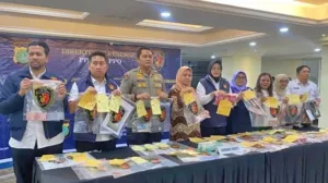 Polisi Bongkar Eksploitasi Anak di Lokalisasi Tenda Biru Cibitung, 12 Orang Jadi Tersangka 2 Polisi Bongkar Eksploitasi Anak di Lokalisasi Tenda Biru Cibitung, 12 Orang Jadi Tersangka