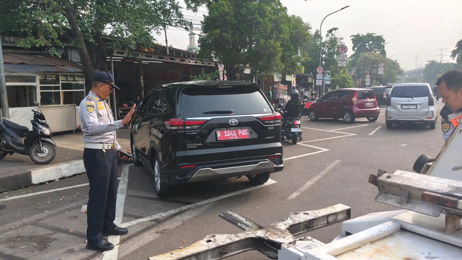 Kendaraan Pelanggar Parkir Liar di BKN Cawang Disikat Sudin Perhubungan Jaktim, Ada Mobil Dinas Ikut Ditindak 1 Kendaraan Pelanggar Parkir Liar di BKN Cawang Disikat Sudin Perhubungan Jaktim, Ada Mobil Dinas Ikut Ditindak