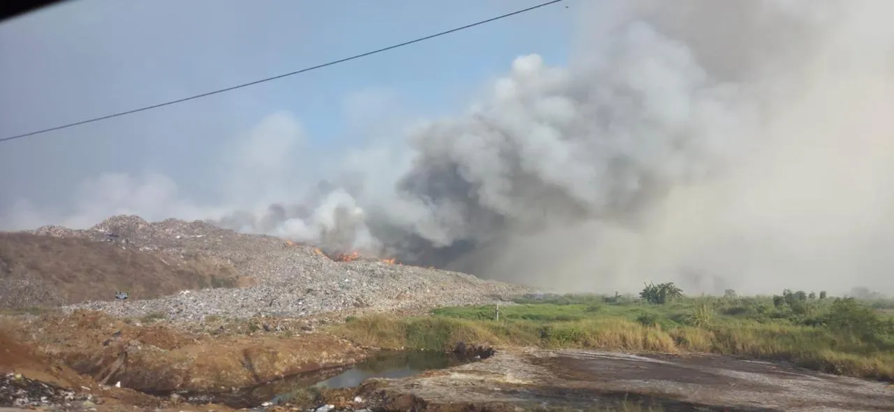 BNPB Kerahkan Operasi Water Bombing, Api di TPA Jatiwaringin Tangerang Masih Berkobar 1 BNPB Kerahkan Operasi Water Bombing, Api di TPA Jatiwaringin Tangerang Masih Berkobar