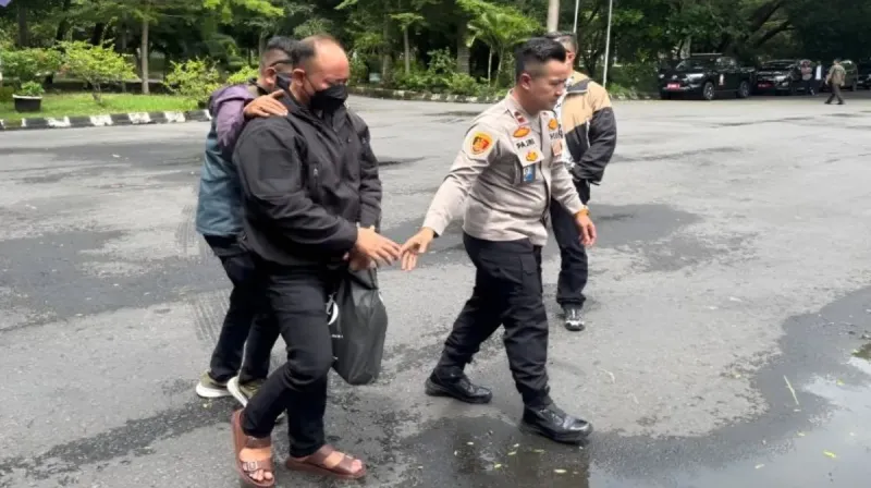Petugas kepolisian menggiring AKP M (Malaungi), mantan Kasatresnarkoba Polres Bima Kota, ke Gedung Bareskrim Polri Jakarta terkait kasus dugaan narkoba.