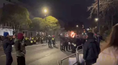 Polisi London mengamankan kawasan Kedutaan Iran di South Kensington usai bentrokan dengan demonstran.