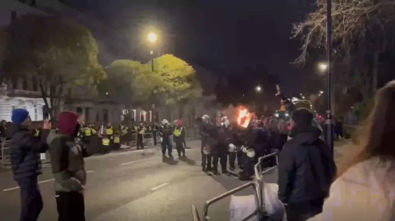 Polisi London mengamankan kawasan Kedutaan Iran di South Kensington usai bentrokan dengan demonstran.