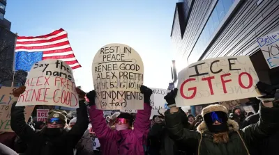 Aksi unjuk rasa warga Minneapolis menentang ICE menyusul penembakan Alex Pretti oleh agen imigrasi federal.
