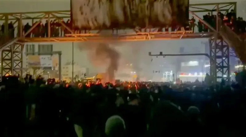 Aksi protes di Iran dengan penjagaan ketat aparat keamanan di tengah laporan korban tewas meningkat menjadi 466 orang dan isu intervensi AS–Israel.