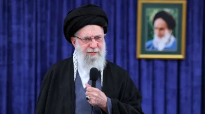 Kepulan asap terlihat di Teheran setelah serangan udara gabungan AS–Israel pada 28 Februari 2026 yang dilaporkan menewaskan Pemimpin Tertinggi Iran Ali Khamenei.